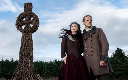 Una imagen de 'Outlander' con Caitriona Balfe y Sam Heughan.