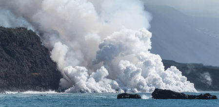 Las coladas en la parte norte del volcán de La Palma están generando un nuevo delta lávico que ha obligado a 3.000 personas a confinarse en casa.