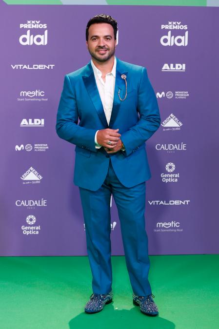 Luis Fonsi en la alfombra roja de los Premios Dial 2021