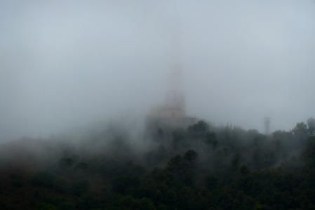 La niebla casi envuelve del todo ya la antena de Sant Pere Màrtir.
