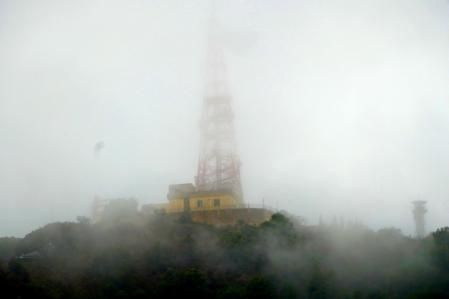 La niebla avanza en torno a Sant Pere Màrtir.