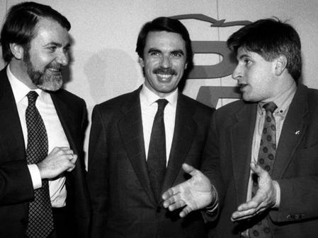 Mariano Rajoy, candidato a lehendakari por el PP vasco en 2001, José María Aznar y Gregorio Ordoñez, destacado militante popular asesinado por ETA en 1995.