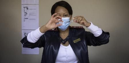 Los datos de la nueva variante B.1.1.529 del coronavirus identificada esta semana en Sudáfrica son aún preliminares. Son muchas las preguntas y pocas las respuestas. Pero lo poco que sabemos es verdaderamente preocupante. Nos encontramos ante una variante que tiene el potencial de reiniciar la pandemia.