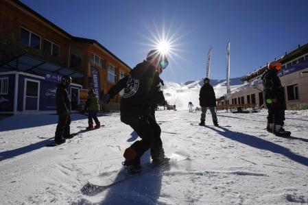 18/12/2020 Esquiadores  con mascarillas en la estación de esquí de Sierra Nevada que ha inaugurado esta mañana  la temporada invernal con un aforo limitado a los 6.000 esquiadores, en cumplimiento de las recomendaciones de las autoridades sanitarias por la pandemia de covid-19. Granada a 18 de diciembre 2020
POLITICA 
Álex Cámara - Europa Press