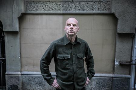 En su primera obra, ahora traducida al castellano como Plegaria en el asedio, ha sido comparada con Primo Levi o Vasili Grossman