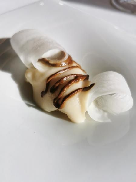 Coliflor, crema de apionabo, tocino vegetal de nabo y ajo negro