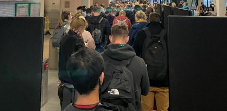 Precaución: viajeros procedentes de Sudáfrica esperan para realizarse un test diagnóstico a la llegada a un aeropuerto de los Países Bajos OBTAINED BY REUTERS / Reuters