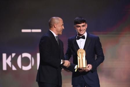 Pedri fue coronado como el mejor futbolista europeo menor de 21 años en la gala del Balón de Oro