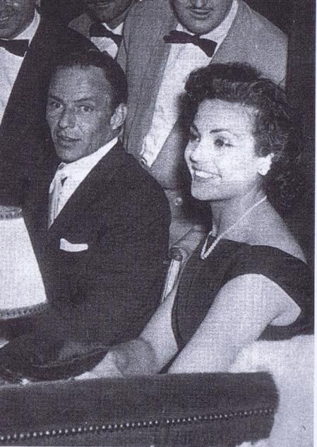 Junto a Frank Sinatra en un evento. Muchos la codiciaron pero sorteó la tentación.