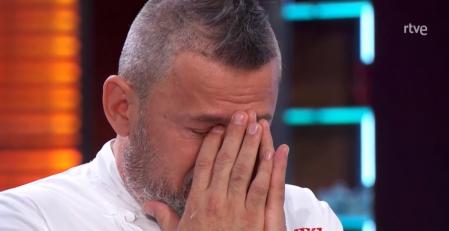 Miki Nadal, emocionado durante la final de 'MasterChef Celebrity 6' al realizar un homenaje a su madre, recientemente fallecida