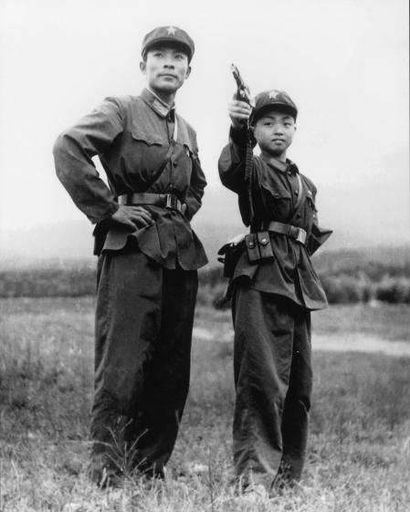 Jin Xing, junto a su padre, cuando ingresó en el Ejército chino