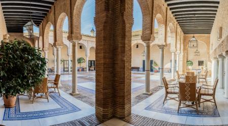 Un patio sevillano precioso espera a los huéspedes del Parador de Carmona