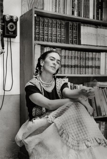 Frida en la biblioteca de la Casa Azul, fotografiada por su padre en1949