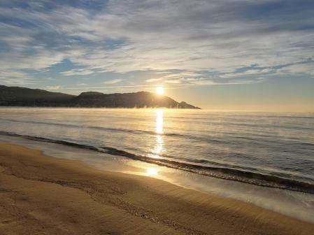 Amanecer con aguas humeantes en Roses.