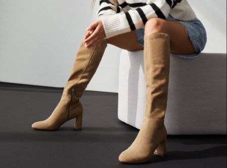 Botas altas con tacón de piel en color arena