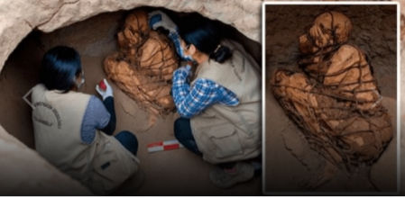 Las cuerdas le cubrían el cuerpo y las manos tapaban su cara. La momia de al menos 800 años de antigüedad había sido sepultada en la costa central de Perú. Los investigadores creen que su característico entierro “sería parte del patrón funerario local”.