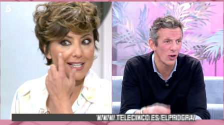 Sonsoles Ónega muestra la marca que le ha dejado el fisio en su ojo