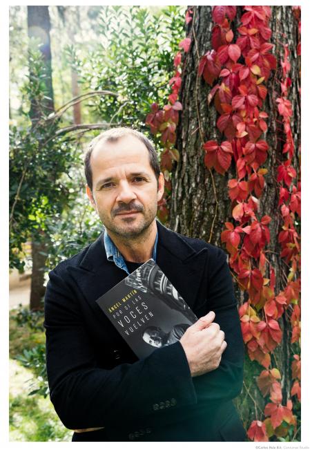 Ángel, con su libro. Pretende que si alguien se encuentra en la situación de la que él ha salido, pueda usarlo como guía.
