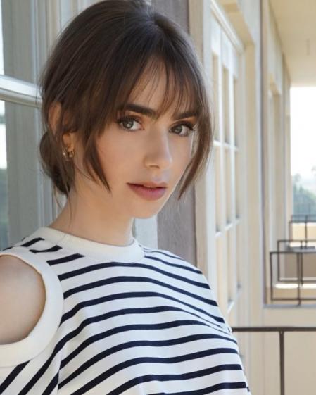 Lily Collins con su nuevo flequillo de estilo parisino