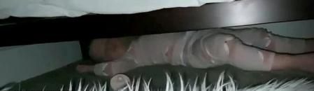 La pequeña durmiendo debajo de su cama