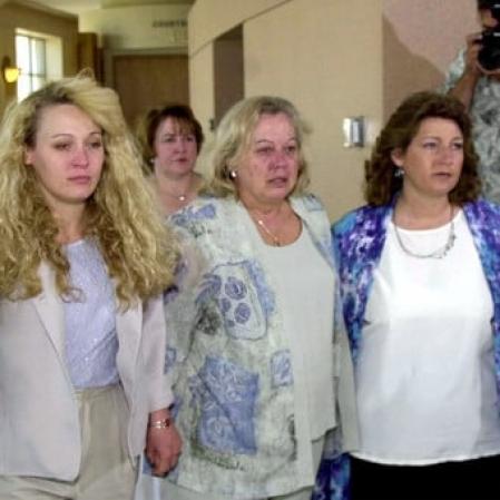 Connell Watkins (en el centro) a la entrada del juicio por la muerte de Candace