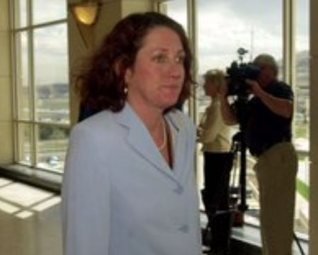 Julie Ponder, a la entrada del juicio por la muerte de Candace