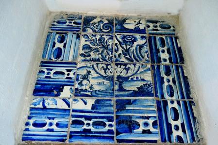 Baldosas enteras del armario donde está la figura del caganer del siglo XIX.