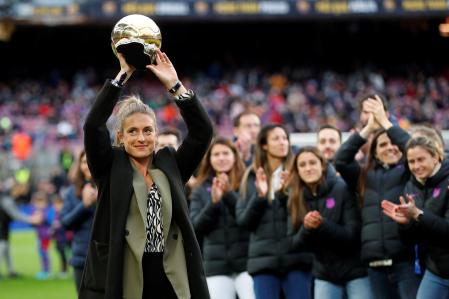 Alexia ofreció el Balón de Oro a la afición del Camp Nou arropada por sus compañeras