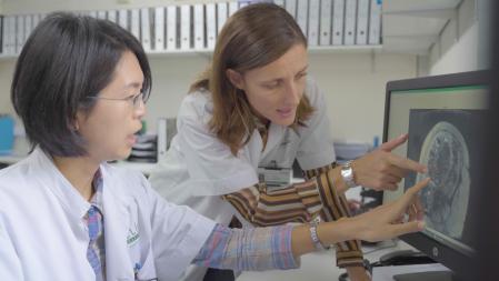 Investigadoras analizan una prueba de una de las participantes en el estudio IMPACT BCN