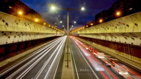 LV_La pérdida de 6 puntos por tocar el móvil al volante