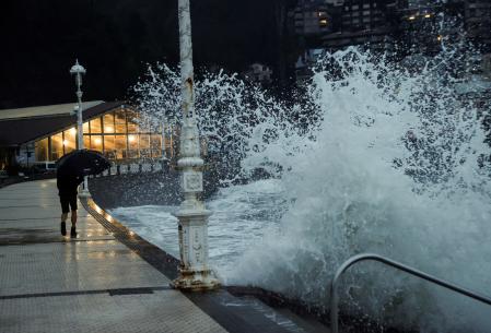 La fuerza gravitacional de la Luna tira de los océanos y dirige las mareas.