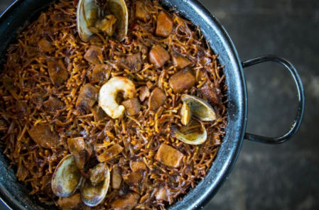 Fideuà del restaurante El Arenal en Barcelona