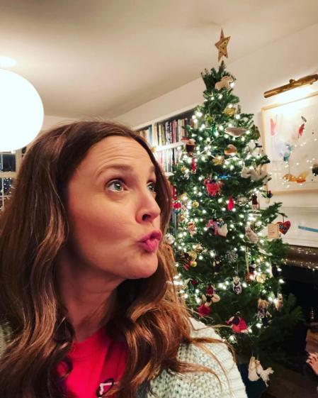Drew Barrymore, delante de su árbol de Navidad