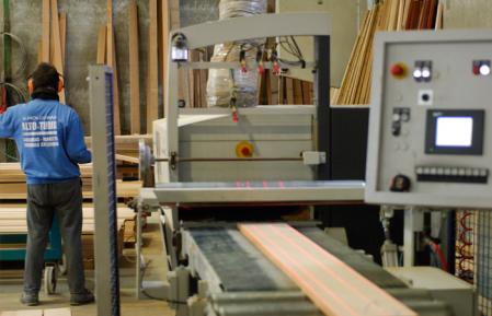 Un empleado en la máquina de múltiple corte de la valenciana AltoTuria