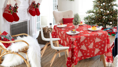 Mantel festivo de color rojo con árboles de Navidad