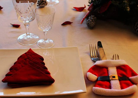 Fundas para cubiertos decorativas con trajes de Papá Noel
