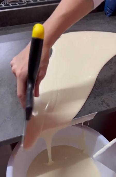 Extender el chocolate blanco en el mármol