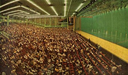 Frontón en Florida repleto de miles de personas; imagen tomada del documental Jai Alai Blues.