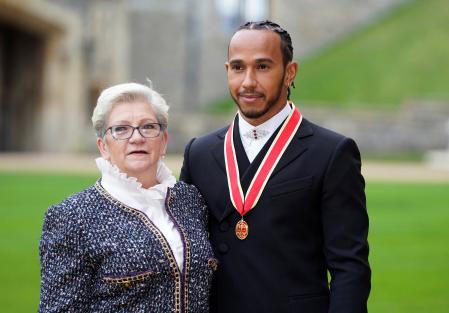 Lewis Hamilton posa con su madre, Carmen Lockhart, en el cuadrángulo del castillo de Windsor este martes.
