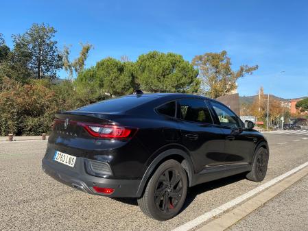 Con el motor de gasolina de 140 CV y el cambio EDC de doble embrague, el Arkana se mueve con agilidad 