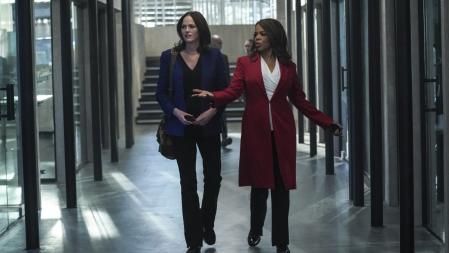 Max (Paula Newsome), la nueva jefa de criminalística, recibe a Sarah (Jorja Fox) con los brazos abiertos.