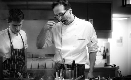 El chef Alexis Gauthier  en la cocina