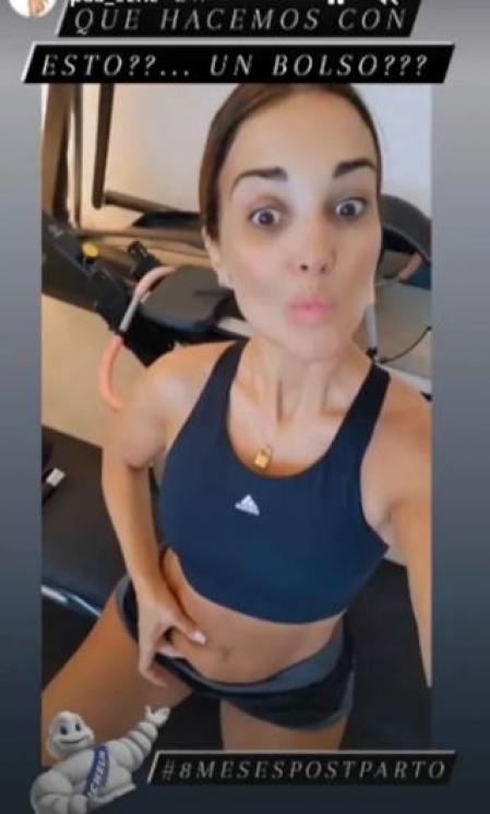 Muestra su vientre sin complejos