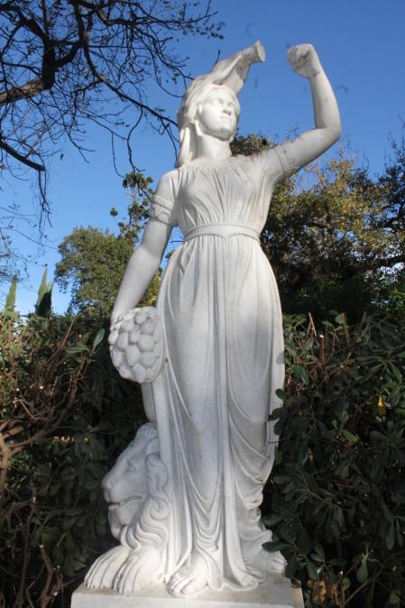 Escultura de los Jardines de la Tamarita.