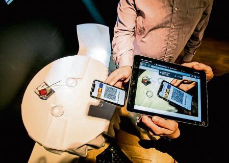 foto ilustracion XAVIER CERVERA 25/11/2021 un cliente con su pasaporte covid en google drive d su terminal mobil y una camarera con dispositivo electronico (tablet o ipad o mobil tb) verifica con la web de catsalut q es valido el pasaporte covid del cliente q quiere entrar en el interior del restaurante o bar (para terraza no hace falta)