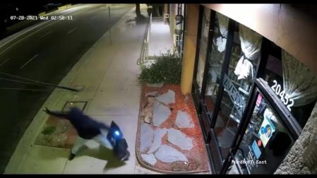 La Policía busca al hombre que ya ha asaltado más de 60 establecimientos en Los Ángeles