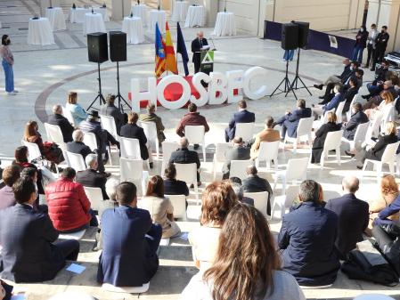 El encuentro navideño de los hoteleros valencianos se ha celebrado al aire libre, en Benidorm