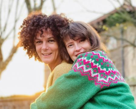 Mamen Peinador, editora de Ediciones Escondidas, y la autora, Cristina Maruri.