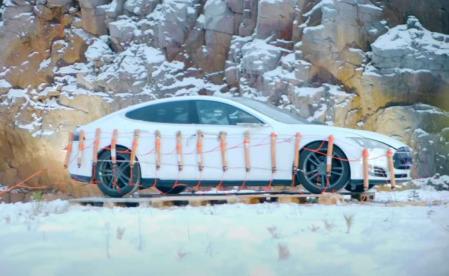 El 'youtuber' finlandés Tuomas Katainen hizo estallar su coche en mil pedazos con una figura de Elon Musk en su interior