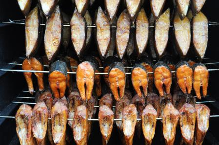 Salmones ahumándose en un horno